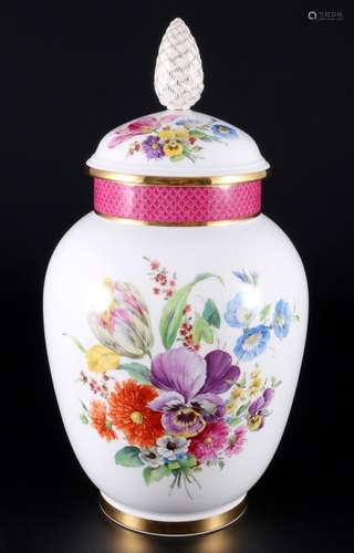 KPM Berlin Flower Bouquet lidded vase with pine cone, Deckel...