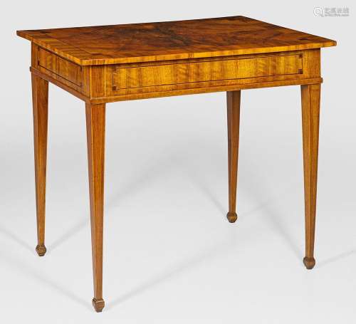 Kleiner Louis XVI-Tisch