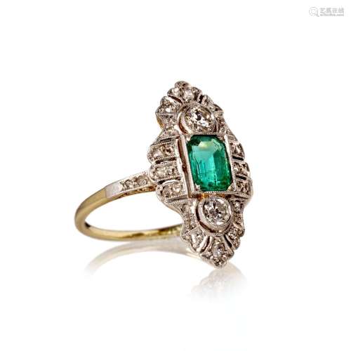 Art déco-Ring mit Smaragd und Diamanten. 1920''s.