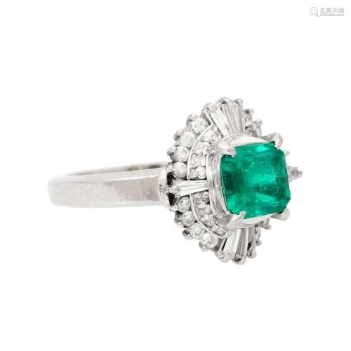 Ring mit achteckigem Smaragd umgeben von Diamanten,