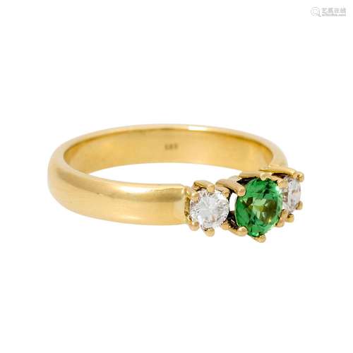 Ring mit Turmalin flankiert von 2 Brillanten zus. ca. 0,5 ct...