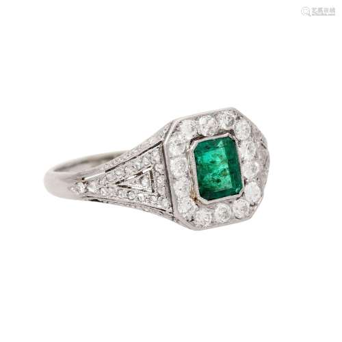 Ring mit Smaragd und Altschliffdiamanten