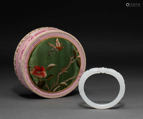 Chinese Hetian jade bracelet from the Qing Dynasty