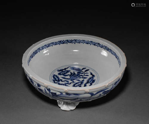 Chinese Ming Dynasty blue and white three-legged bowl