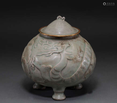 Chinese Yue kiln three-legged pot