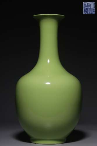 Qing Dynasty, apple green glaze appreciation bottle