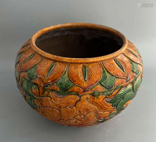 Small Chinese yellow and green glazed pot