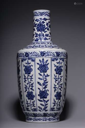 Qing Dynasty long neck vase with blue and white flower patte...