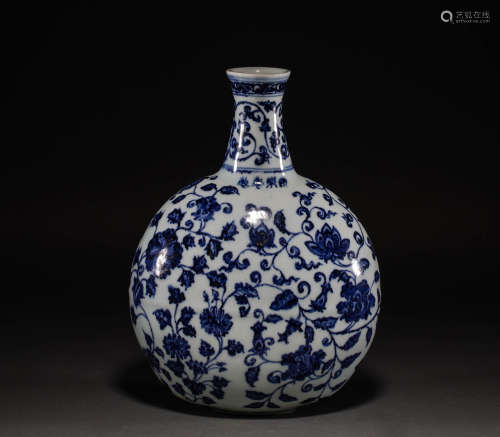 Chinese Ming Dynasty blue and white flat pot