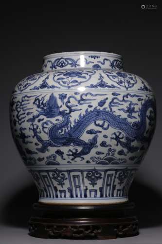 Ming Dynasty, blue and white dragon pattern big pot