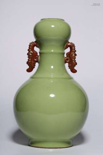 A two-ear garlic bottle with apple green glaze from the Qing...