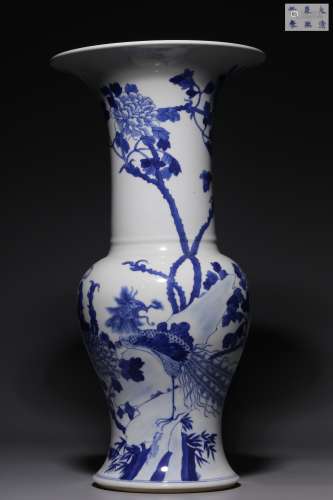 In the Qing Dynasty, a blue-and-white phoenix wore a peony v...
