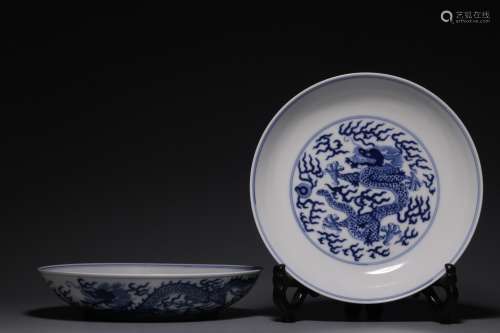 Blue and white moire dragon dish