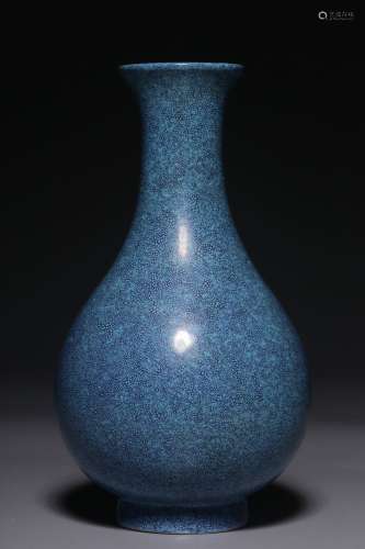 In the Qing Dynasty, jade pot spring bottle with jade glaze
