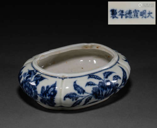 Chinese Ming Dynasty blue and white brush wash