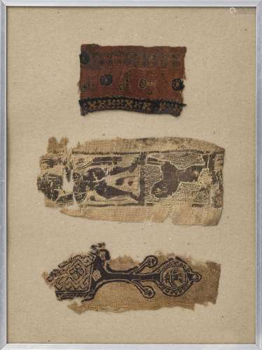 3 fragments de tissus coptes, Egypte, VIe-IXe s., sous verre...