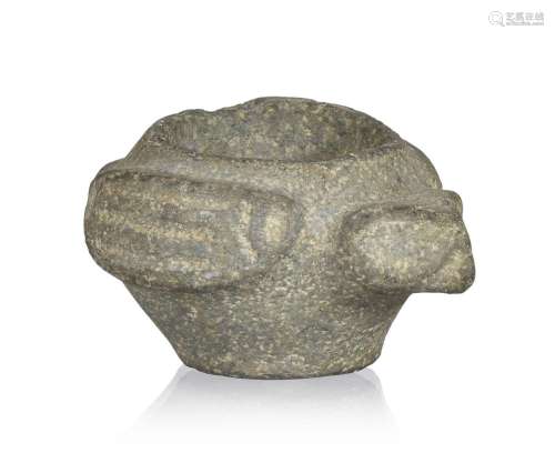 Mortier en pierre dure sculptée en forme de rapace stylisé, ...