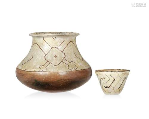 1 vase et 1 gobelet en terre cuite à décor géométrique, Péro...