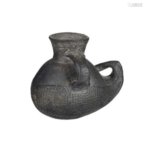 Vase en terre cuite noire figurant une courge, Pérou, cultur...
