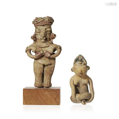 Lot de 2 statuettes en terre cuite comprenant : 1 figure fém...