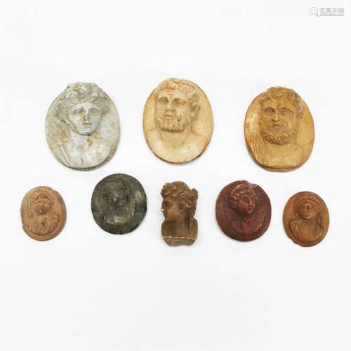 Collection de huit médaillons figurant des bustes à l'antiqu...
