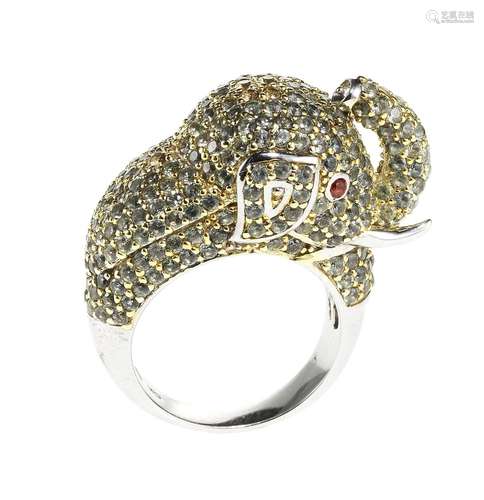 *Bague à motif d'éléphant pavé de saphirs et aux yeux sertis...