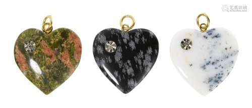 Lot de trois pendentifs à motifs de cœurs en pierre dure ser...