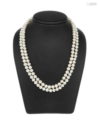 Collier composé de deux rangs de perles d'eau douce blanches...