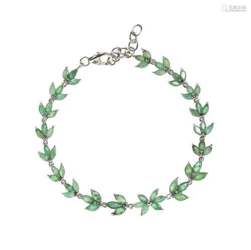 *Bracelet ligne serti d'émeraudes taille marquise formant un...