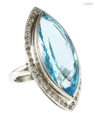 *Bague sertie d'une topaze bleue taille marquise (env. 22 ct...