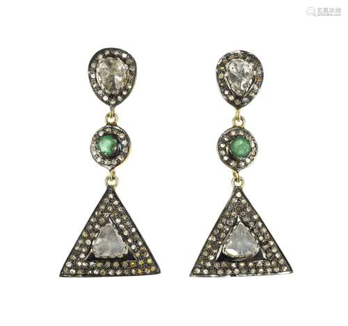 *Pendants d'oreilles sertis de diamants en table <br />
Ento...