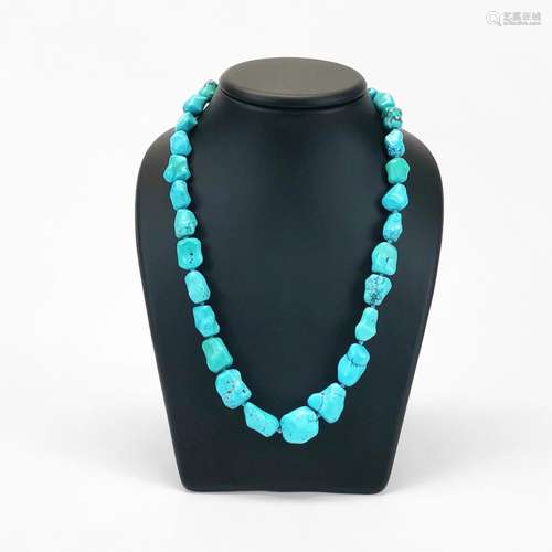 Collier de perles de turquoise polies<br />
Fermoir en or, L...