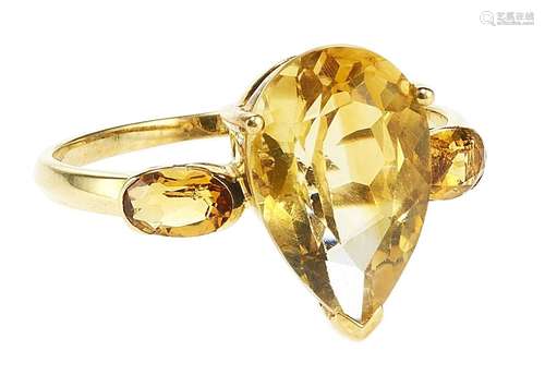 *Bague sertie d'une citrine taille poire (env. 2,5 ct) épaul...