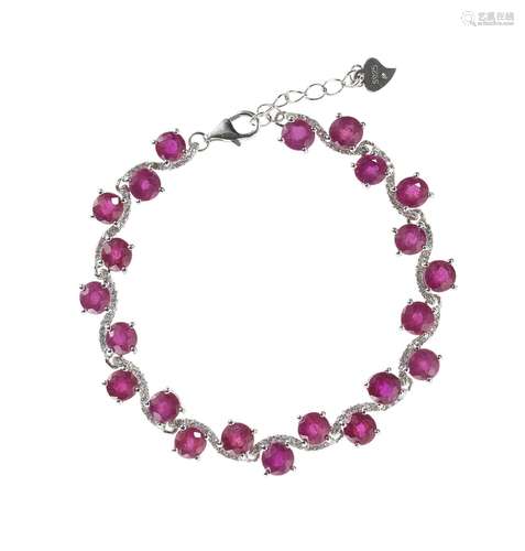 *Bracelet ligne serti de rubis taille brillant et de pierres...