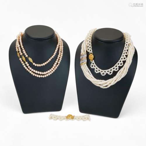Lot de colliers de perles comprenant: <br />
Trois colliers ...