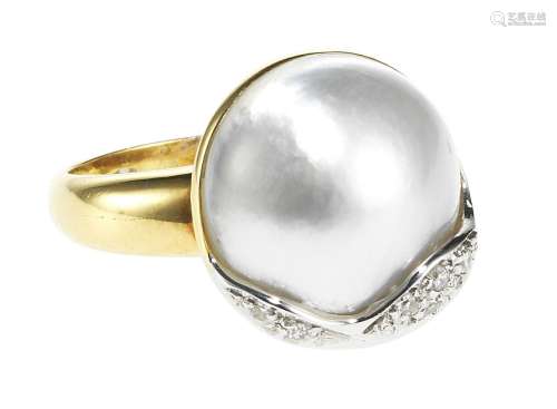 Bague sertie d'une perle mabé (D env. 16,5 mm) rehaussée de ...