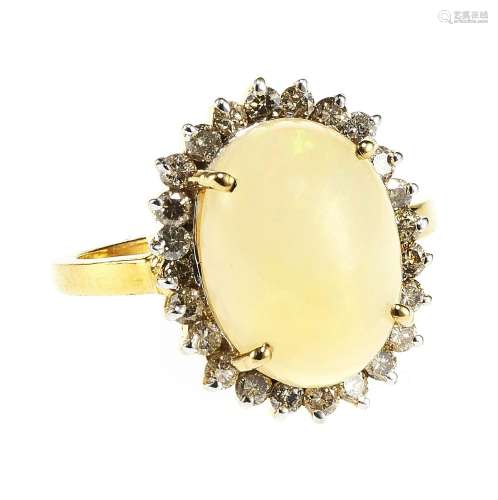 *Bague sertie d'une opale à fond blanc taille cabochon (4,02...