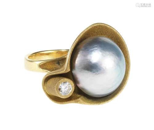 Bague sertie d'une perle grise mabé (D. env 13 mm) rehaussée...