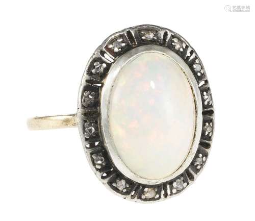 Bague sertie d'une opale à fond blanc taille cabochon ovale ...