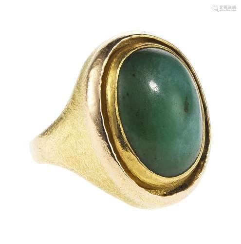 Bague sertie d'un jade taille cabochon ovale<br />
Or 750, d...