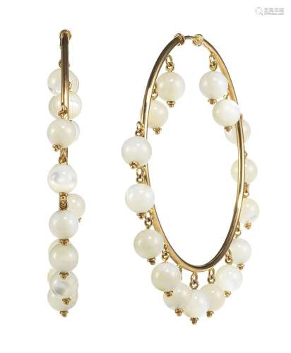 Créoles ornées de perles de nacre<br />
Or rose 750, D 5 cm,...