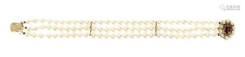 Bracelet trois rangs de perles terminé par un fermoir centré...