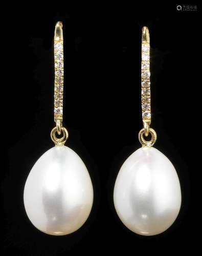 Boucles d'oreilles retenant des perles blanches en goutte (e...