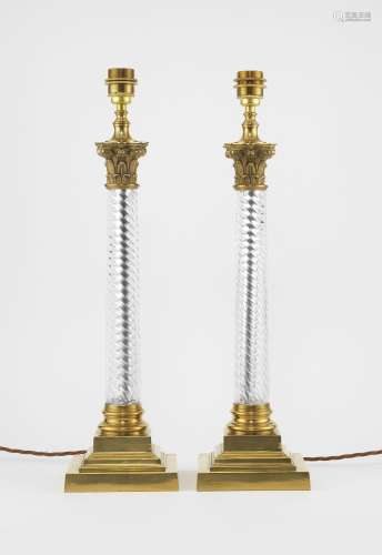 Paire de lampes de style néoclassiques<br />
Fût en colonne ...