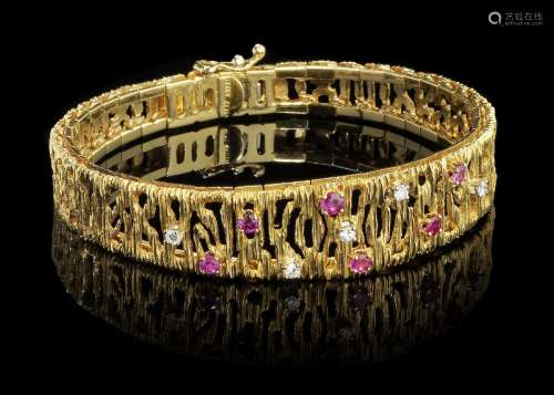 Bracelet ajouré stylisé ponctué de diamants et de rubis<br /...