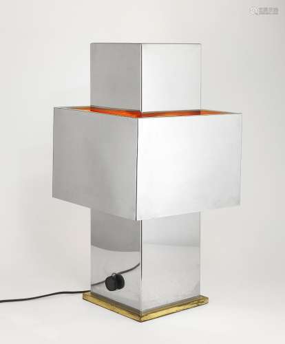 Lampe moderniste à section carrée, circa 1970<br />
Métal ch...