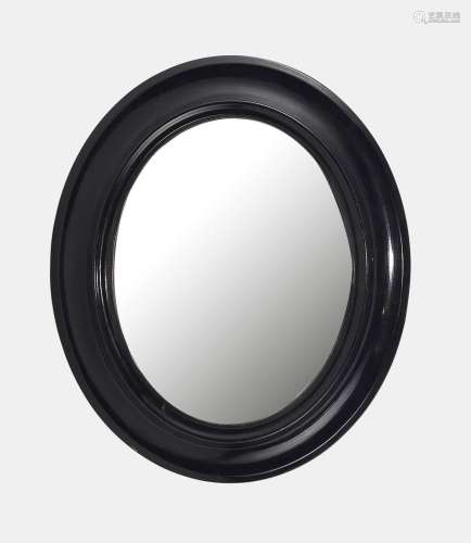 Miroir ovale de sorcière <br />
Laqué noir, 33x26 cm