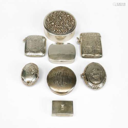 Collection de 8 boîtes<br />
Argent et vermeil L de 2 à 5 cm