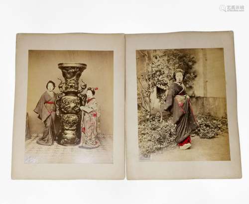 Deux photographies, Japon, époque Meiji (1868-1912)<br />
Ti...