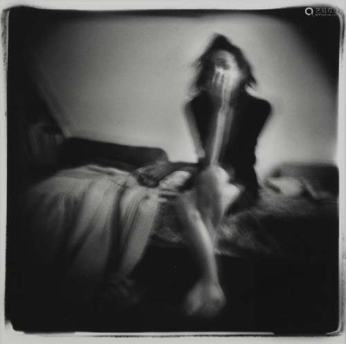 Michael Ackerman (1967)<br />
Femme assise sur un lit, tirag...